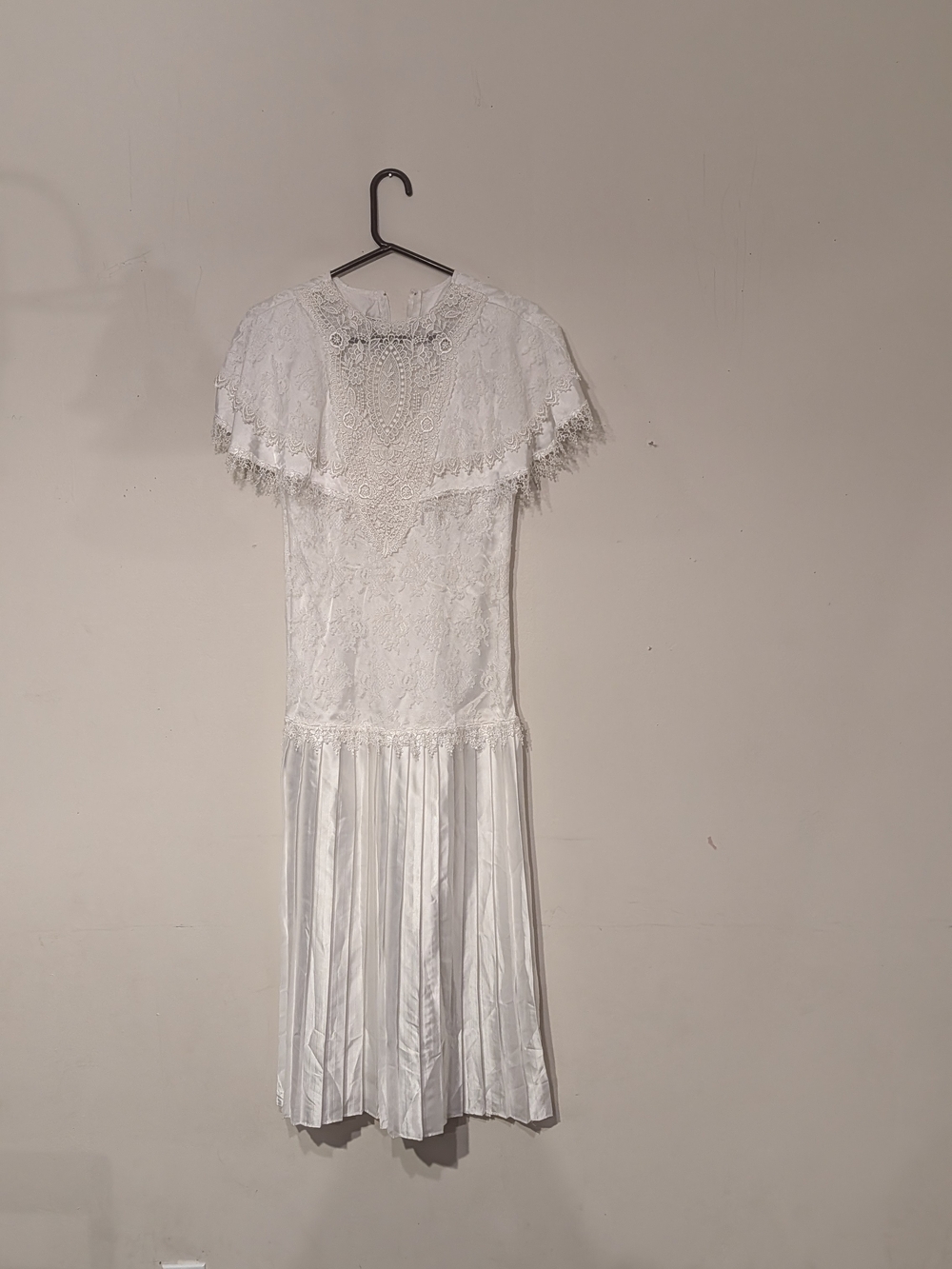 Scott McClintock White Lace Capelet Pleated Midi Dress